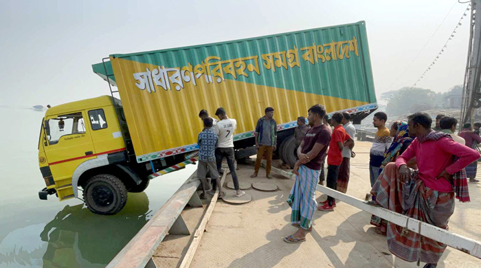 দৌলতদিয়ায় নিয়ন্ত্রণ হারিয়ে পন্টুনে আটকে গেল একটি কার্ভাড ভ্যান॥১২ঘন্টা পর উদ্ধার